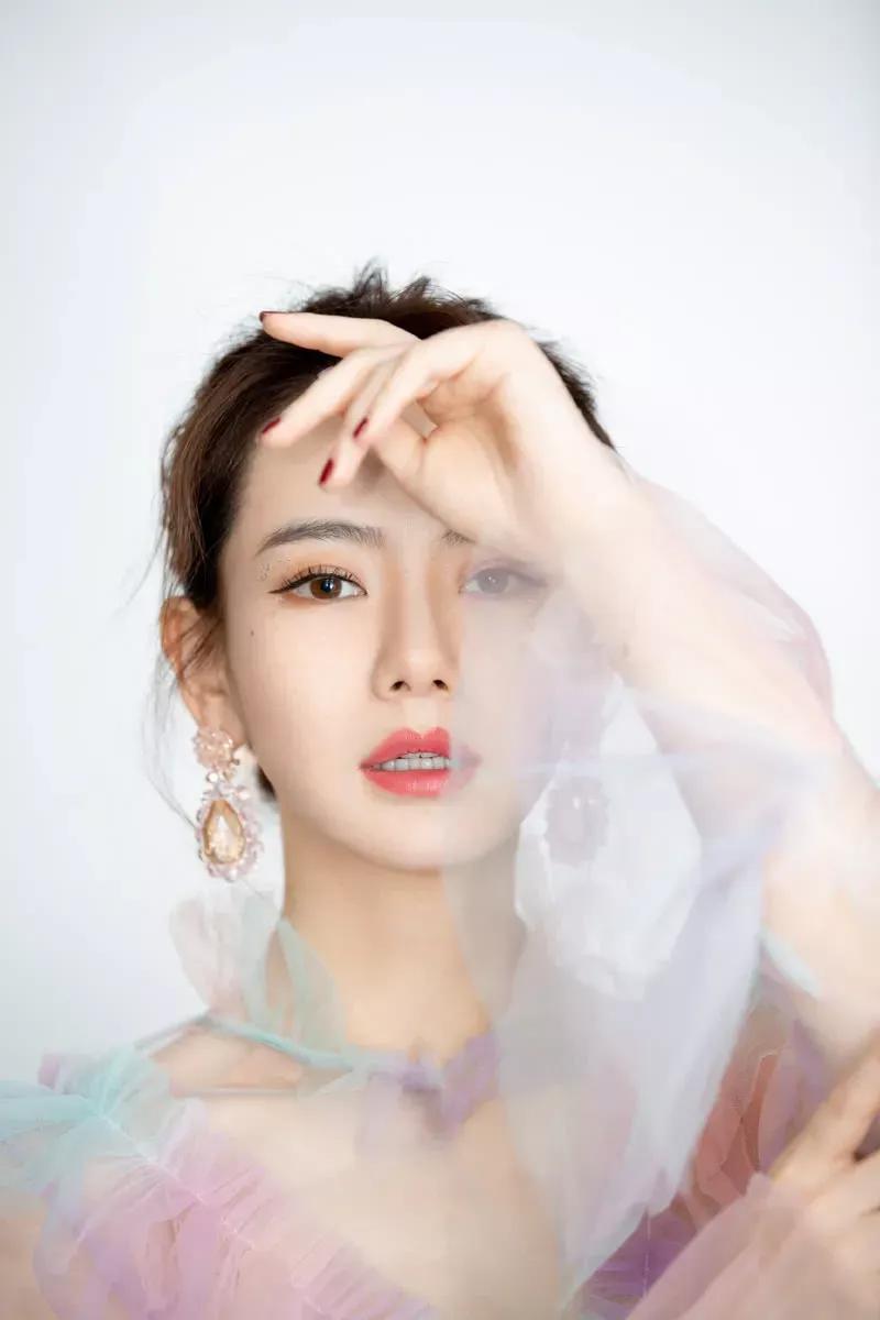 戚薇：气质独特，妩媚动人，魅力十足