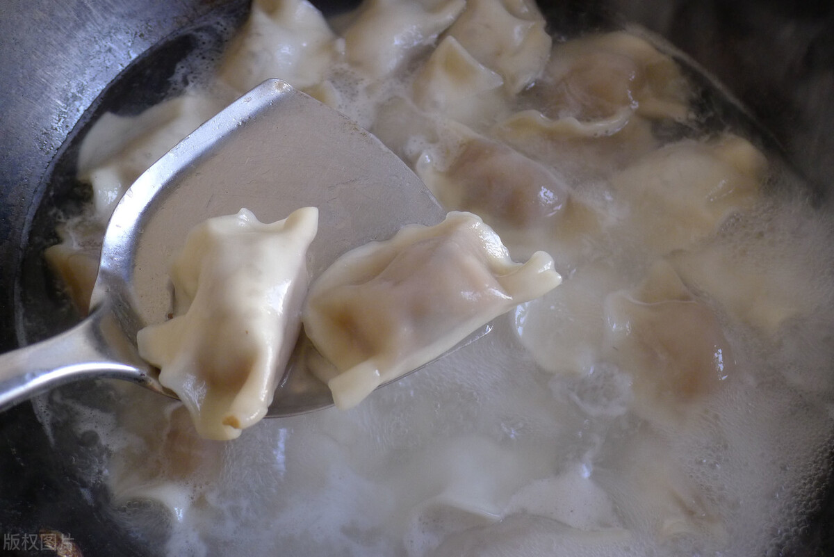如何煮速冻饺子不破皮？很多人第一步就错了，教你4个点，请牢记