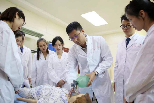 医学类专业发展前景排行榜，临床医学仅排第4，医学影像学成黑马