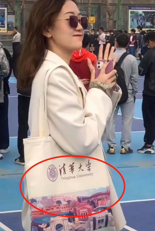 1张清华大学女生“背包照”走红，真正的“炫富”不是炫物质