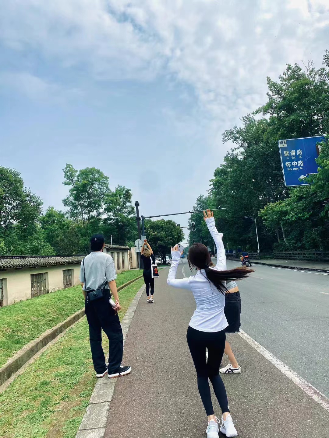 赵露思旅游私服解析，简约黑白配运动装，日常休闲又时髦