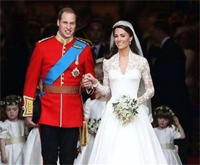 这个东北女孩，在英国上演逆袭童话，查尔斯王子曾找她定制礼服