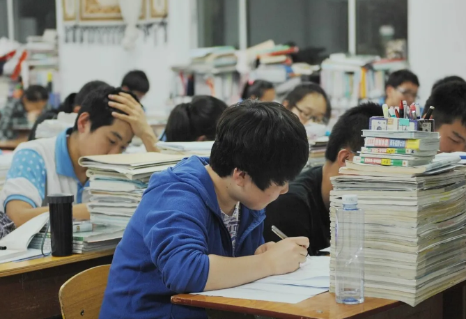 211高校金字塔名单，共被分为4个等级，这6所高校在“塔尖”