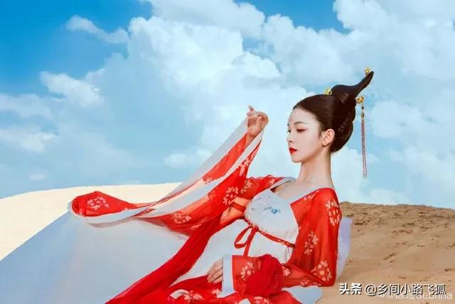 陈瑶晒古风美照庆出道七周年 高发髻眉间点花钿梦回飞鸾