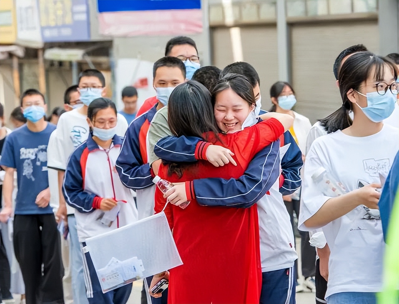 高考生迎来“好消息”，2022录取分数线或将下降，中等生最受益