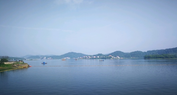 “湘中明珠”夜色娄底 月色空灵咏绿城，风平浪静映霓虹