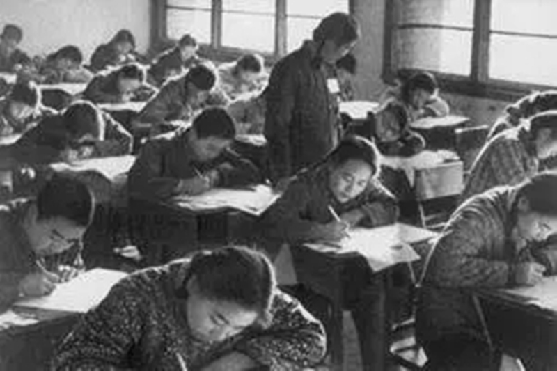 1977年高考恢复之际，邓小平一言拍板，改写了一代知识青年的命运