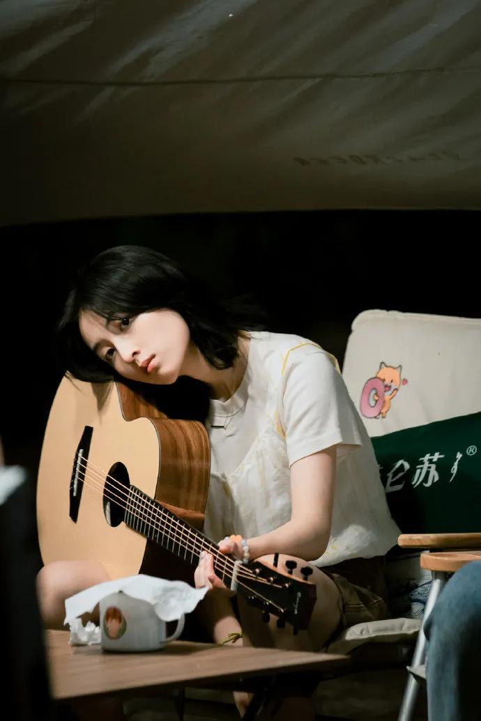 张子枫《#向往的生活#》私服解析七则，简约日常的夏日搭配！ ​​​