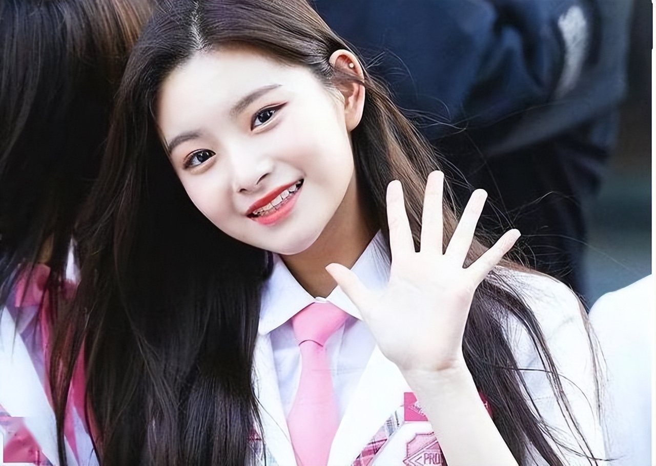 万茜嘟嘴，热巴、吴宣仪眨眼，女星油起来和男星简直不相上下