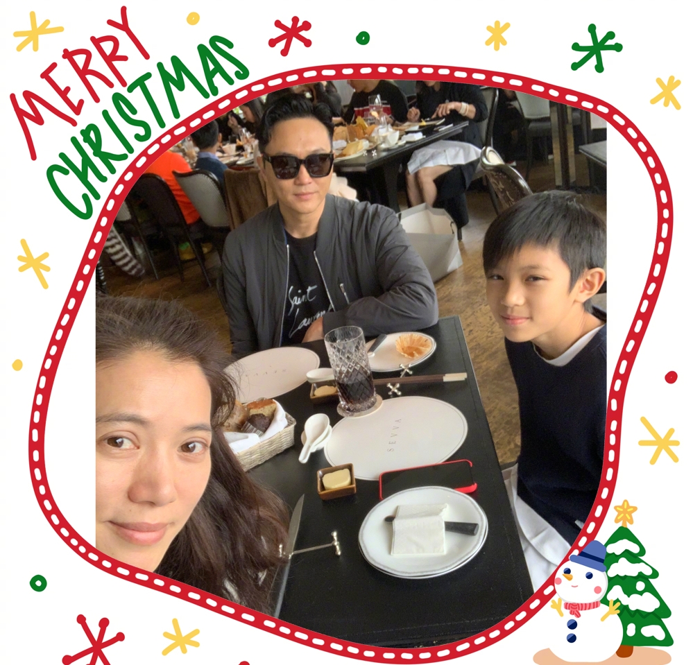 张智霖儿子晒撸猫日常，魔童眼神温柔颜值高，费曼留言梦幻联动