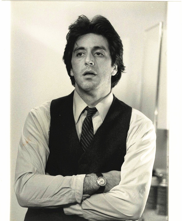 《教父》主角老成这样了，穿宽大的外套不合身，驼背弓腰不忘听歌