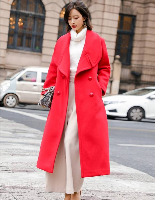 红色大衣怎么穿不显艳俗，试试这些搭配方式，高级又明艳