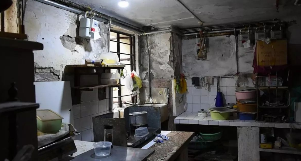 一个80后上海“土著”家庭的窘境：年薪40万还住着50平的老弄堂