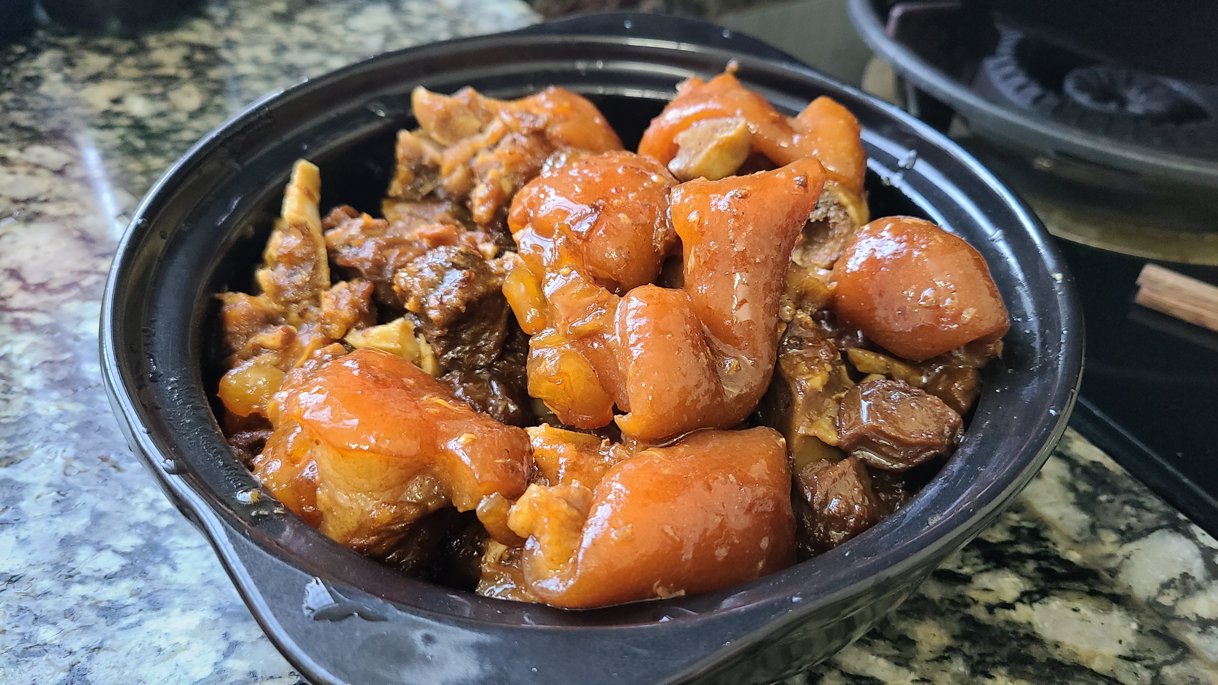 广东老厨师教的话梅猪脚，出了名的一道菜，肉烂味浓真好吃