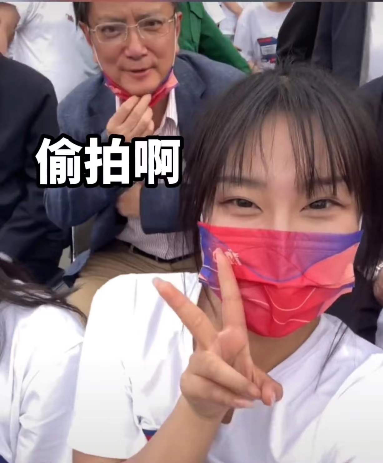 女大学生偷拍郑强教授，强哥却随身掏出梳子，注重细节的男人好帅