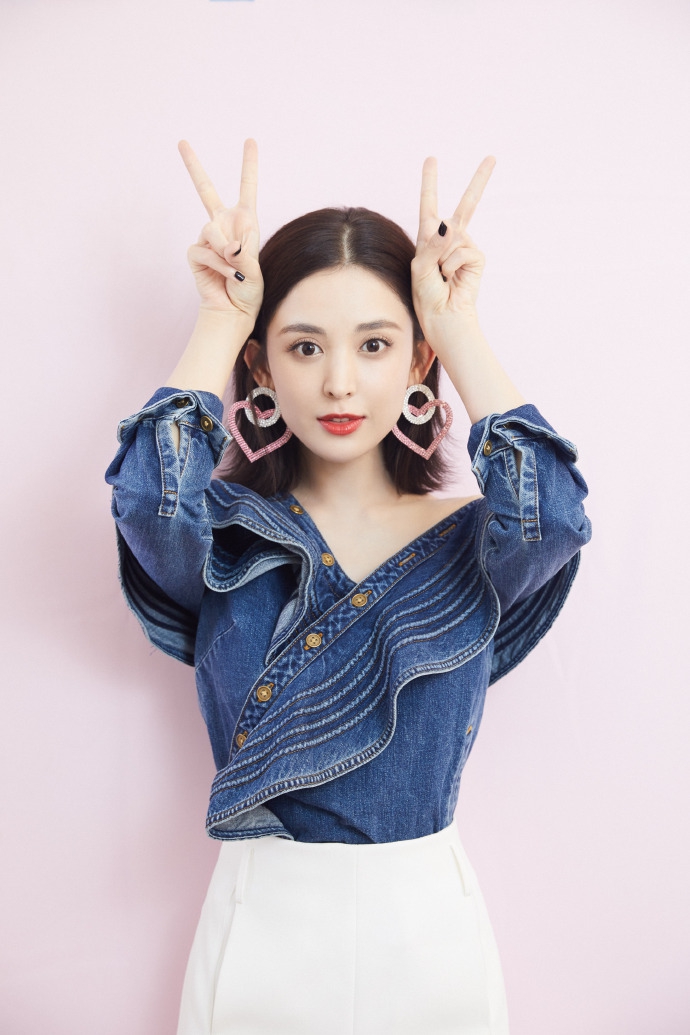 古力娜扎粉色爱心耳环对镜搞怪九连拍甜度满分写真