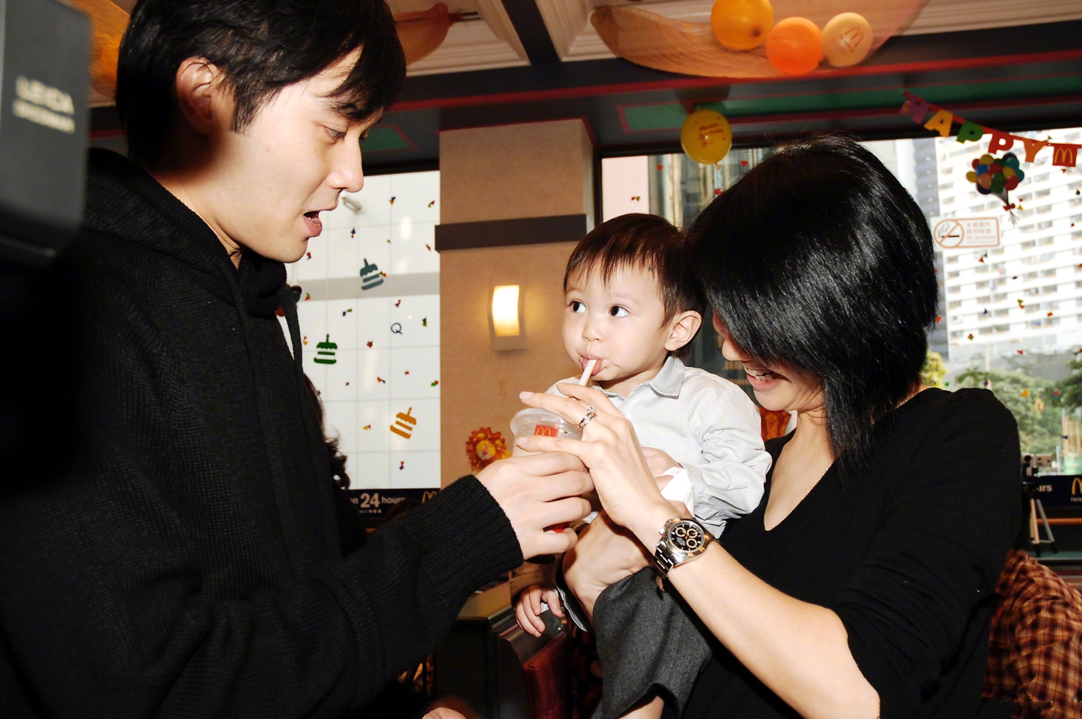 张智霖儿子晒撸猫日常，魔童眼神温柔颜值高，费曼留言梦幻联动