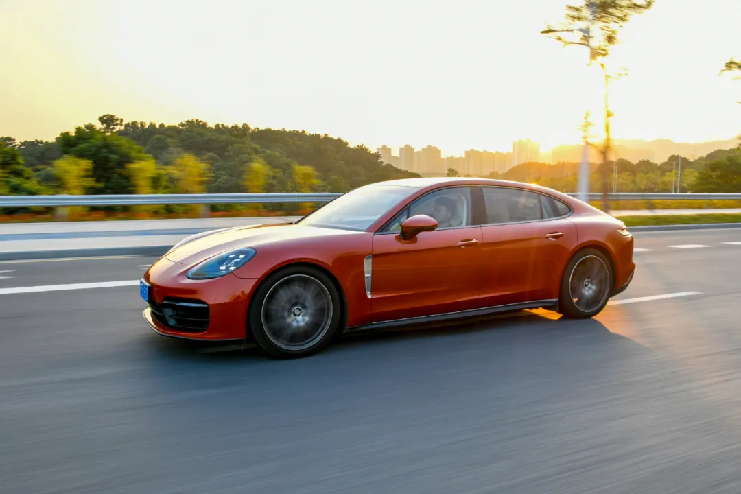 跑车的操控,豪车的舒适,这台保时捷比奔驰更香?