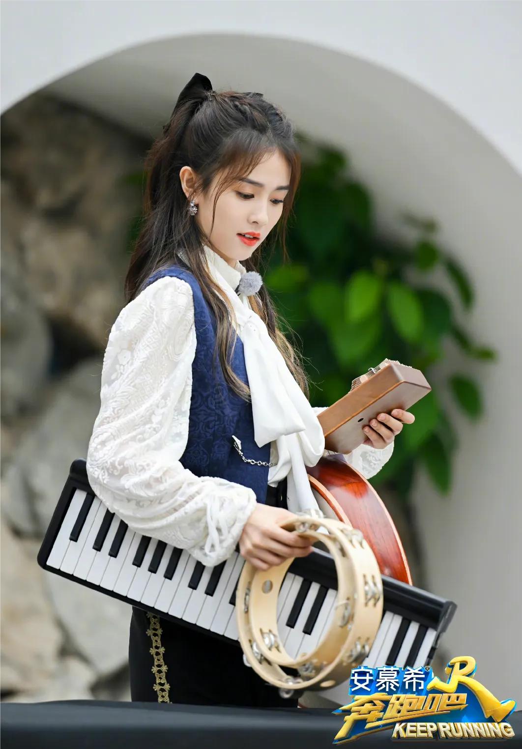 《奔跑吧》白鹿作为幕后Boos，考脑力又考体力，最终以撕名牌结束