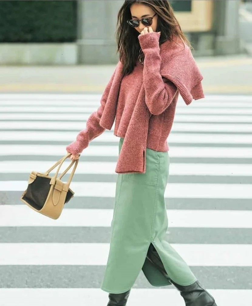 只穿黑白灰太老气了！学学日系的“撞色搭配法”吧，时髦又有范儿