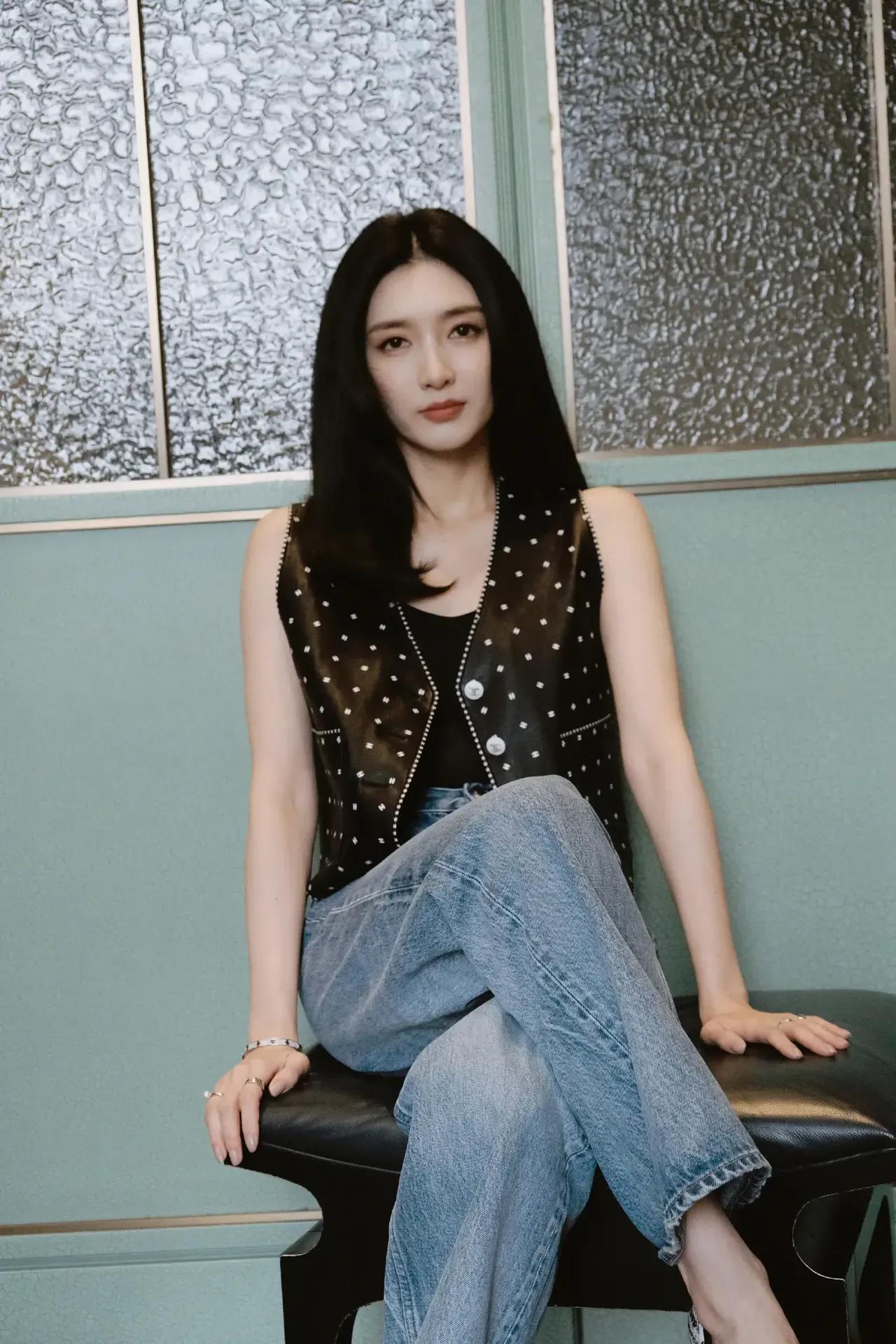 江疏影短西装搭配长裙，干练又霸气