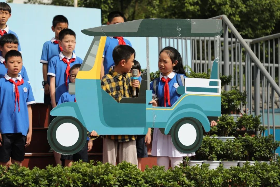 成都市双流区棠湖小学举行“交通安全主题”升旗仪式