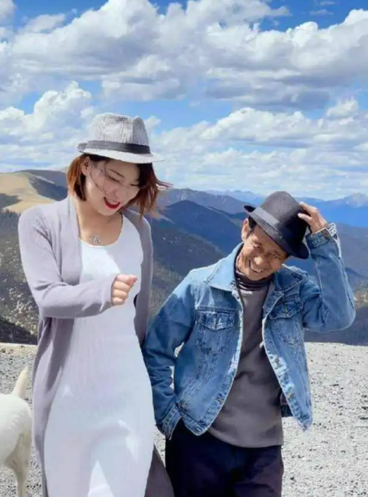 贫民窟女孩创业6年身价过亿，关掉公司陪七旬养父全国游，炒作？