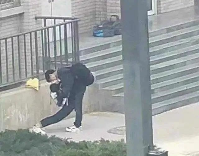 女寝楼下的这一行为，被不少大学生列入“黑名单”，当事人很委屈