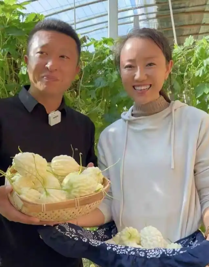 80后山东夫妻，放弃5万月薪，回村种菜，一天卖了120万，凭啥？