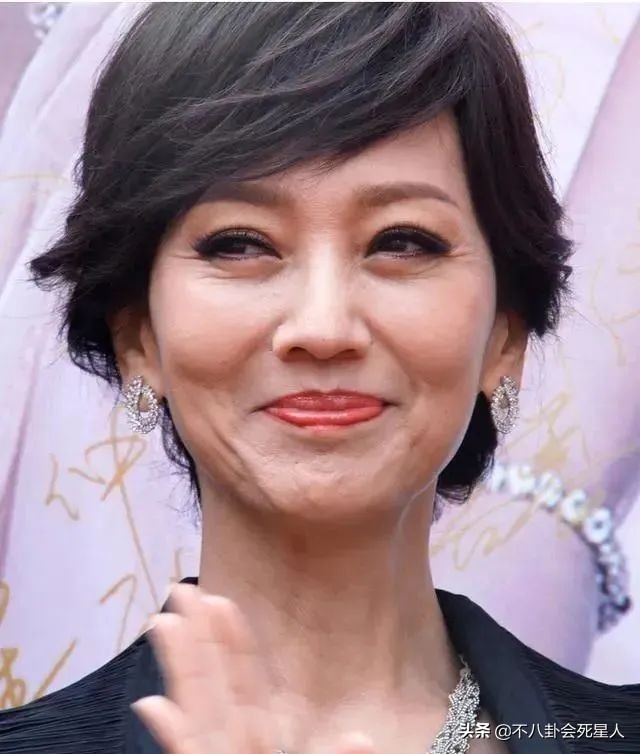 女儿国国王28到66岁的容颜变化42(​18位70岁女星近照对比，谁优雅老去谁面目全非一目了然)