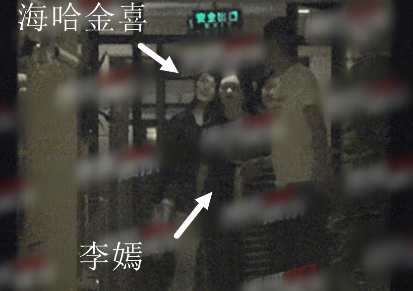 15岁李嫣在嫣然医院墙上作画，穿吊带上衣，亭亭玉立初具女神范儿