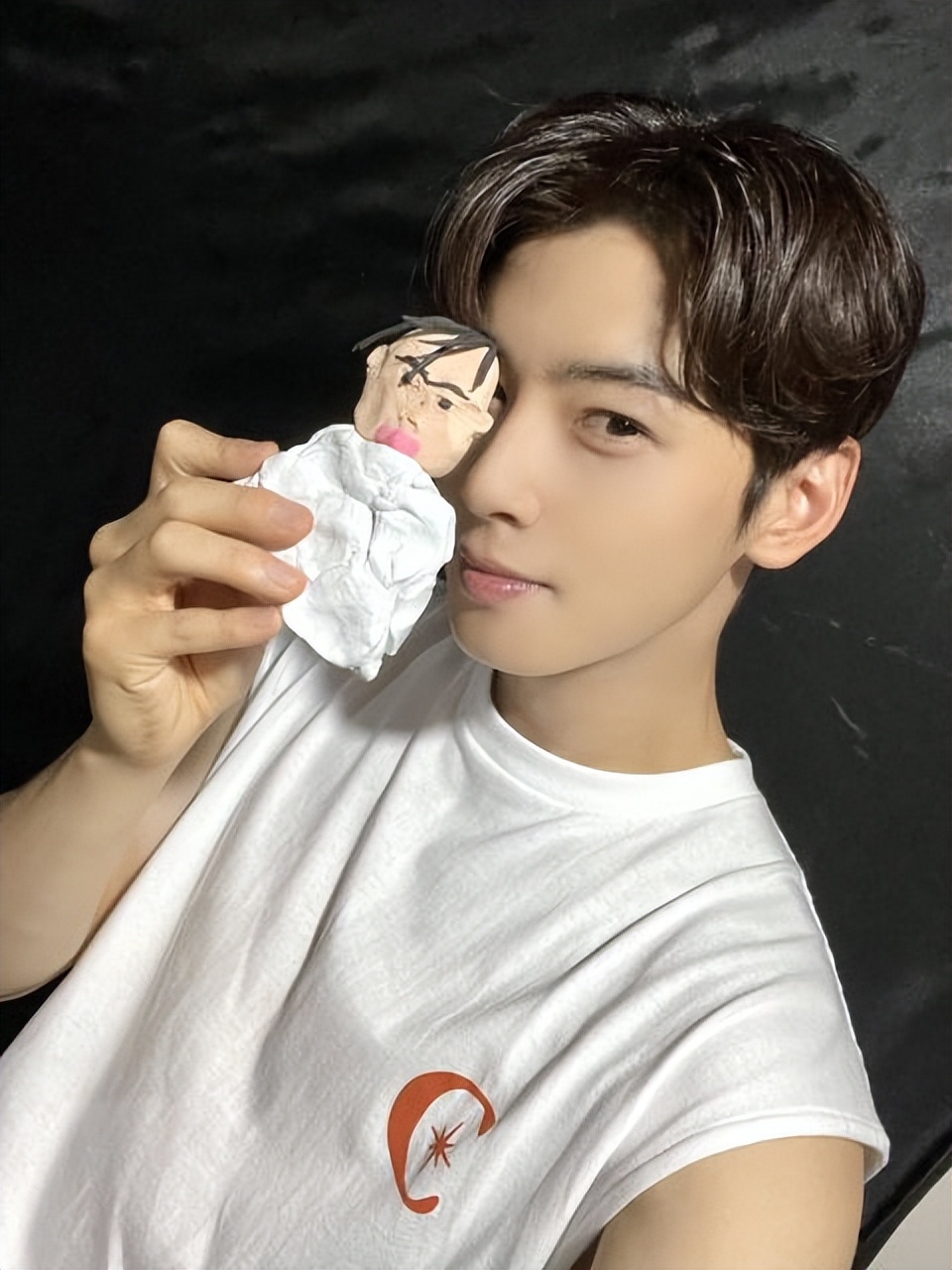 「脸蛋天才」车银优用黏土制作的本人的脸！网友：看一次笑一次