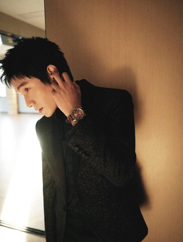 陈坤儿子陈佑尊社媒庆祝父亲节，越来越帅气，生母身份至今是谜团