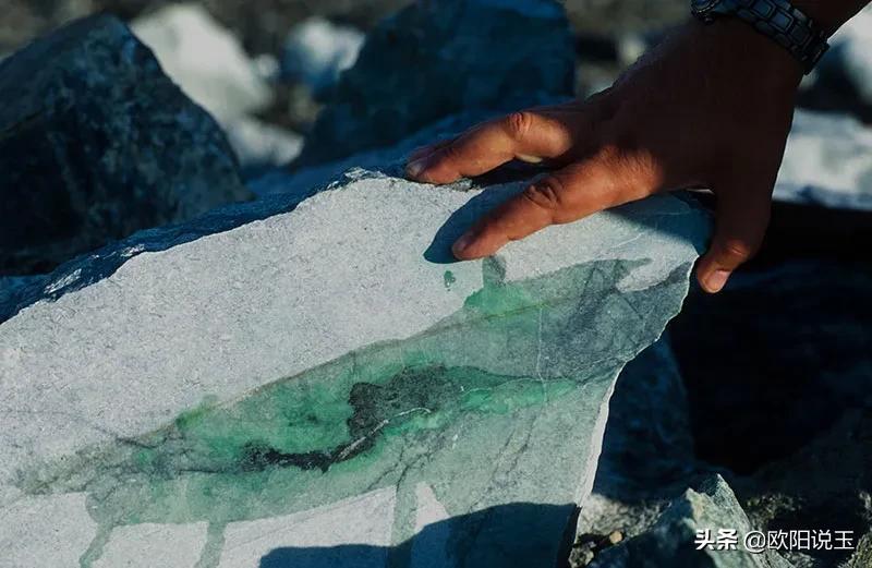 外国小伙冒险深入俄罗斯乌拉尔极地地区买上等翡翠原石，幕幕惊心