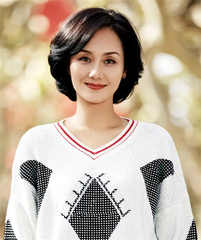 在《三毛从军记》中,李颖饰演的师长太太妩媚动人,风情万种,给人留下