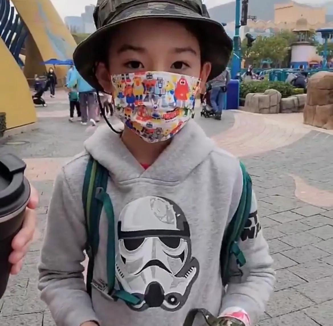 陈茵媺独自带三孩去乐园，老公陈豪太忙，能陪一天就是最好的礼物