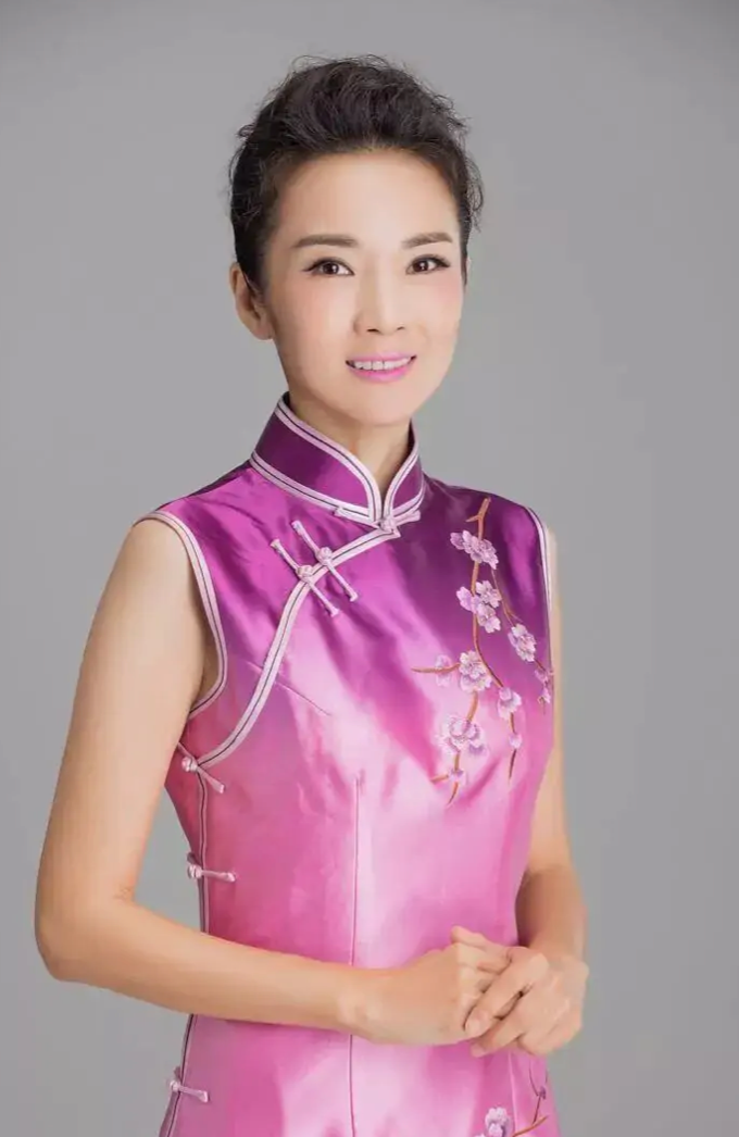 央视管彤庆祝结婚十周年太奢侈