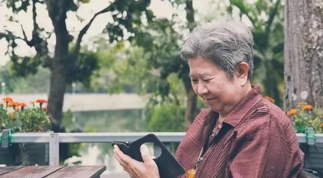 人老了要不要把存款告訴子女呢？一位72歲老人的做法，聰明又有效