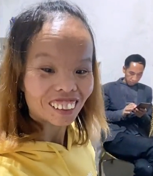 江西女子靠"丑"圈粉百万,自信程度不输凤姐,还嫁给大高个丈夫