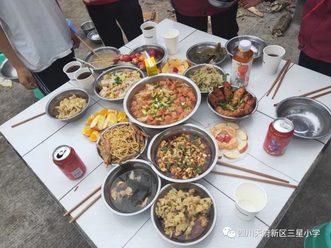 四川天府新区三星小学把劳动教育融入到餐厨实践中