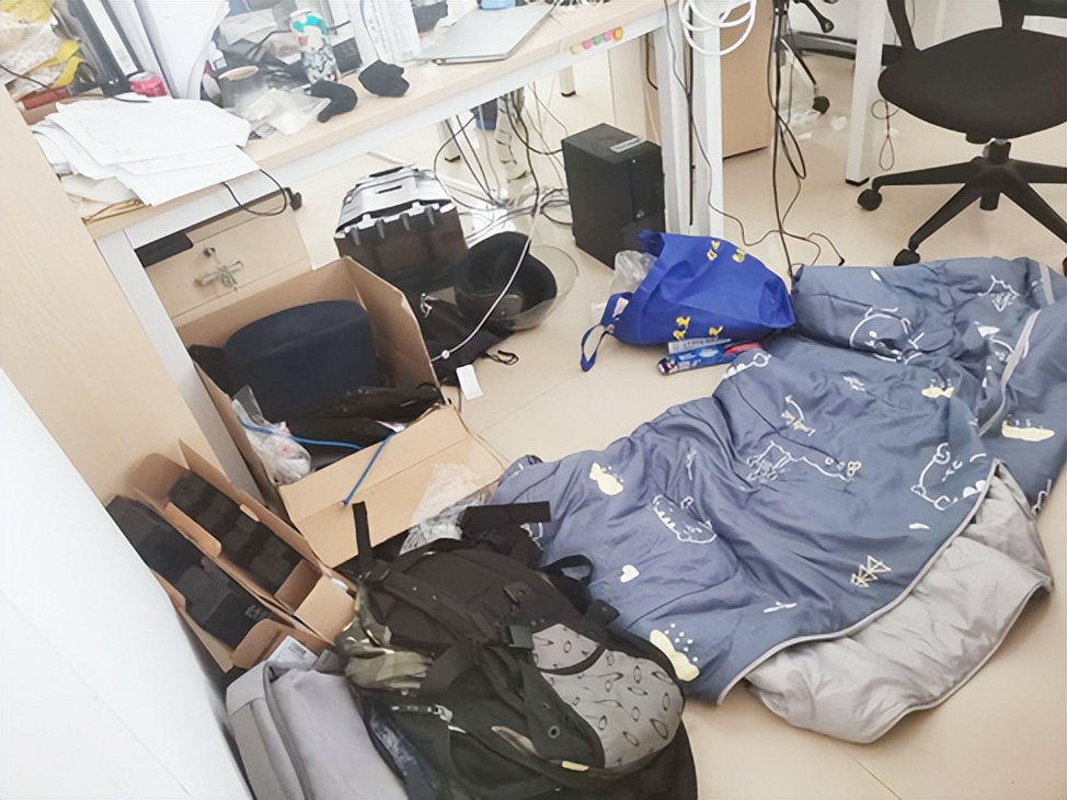 蓝盟工程师一个人驻扎用户现场守护着100多客户员工的服务请求