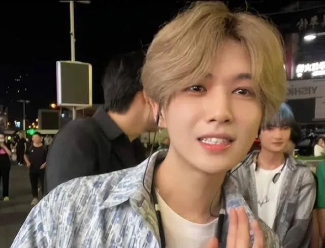 被抵制成这样，还不退圈？