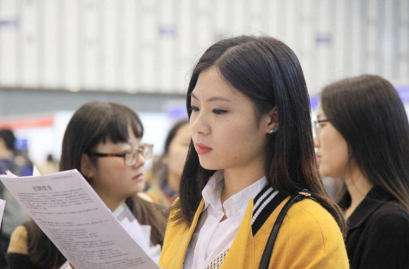 浙江大学的毕业照不一般，小姐姐肤白貌美大长腿，你心动了吗