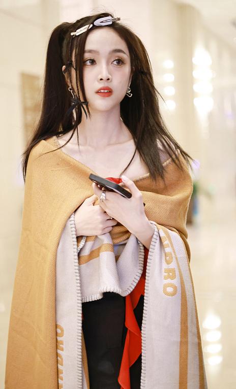 吴宣仪双马尾造型元气十足 裹毛毯露锁骨清纯可人