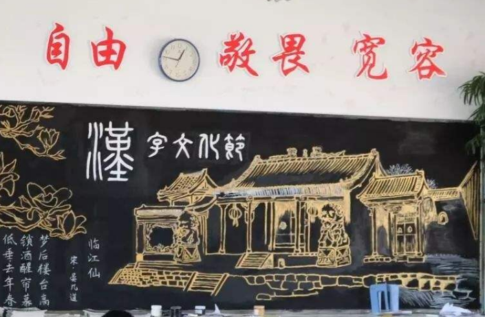 高中生“黑板报”走红，赤壁图画得栩栩如生，临摹得很形象