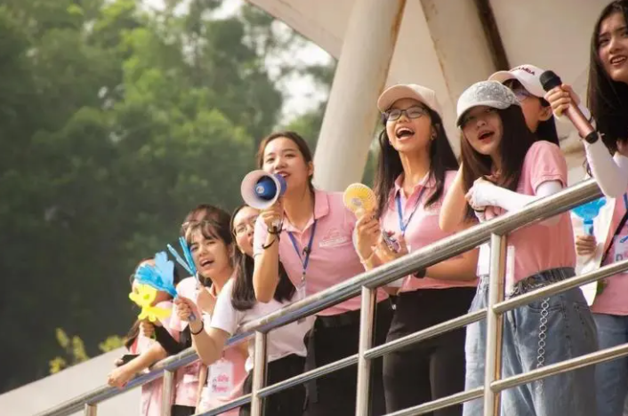 大学生运动会，女生5000米跑累到虚脱，而结局令人感动更值得钦佩