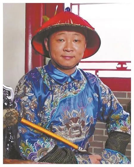 要钱没钱，要貌没貌！7位丑男演员娶的老婆，一个比一个漂亮