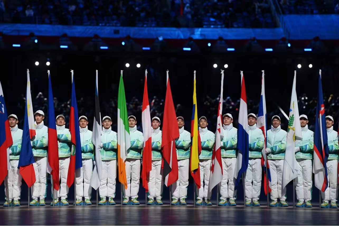 上万张设计图换来五组冬奥开幕式服装！《华丽志》专访设计师陈鹏