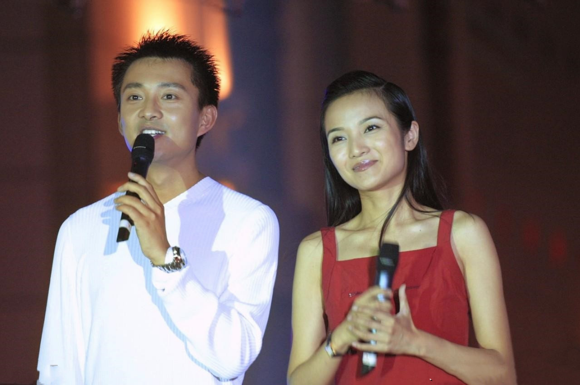 管彤：26岁进央视，41岁结婚，42岁当高龄产妇，今51岁被宠成公主