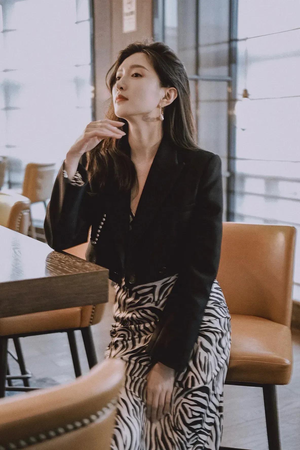 江疏影短西装搭配长裙，干练又霸气